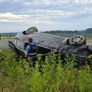 Ein Auto liegt nach einem Unfall bei Schönenberg-Kübelberg im Graben.