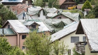 Symbolbild: Neun sogenannte Notdächer bekommt der Kreis Südwestpfalz, um kaputte Dächer nach einem Unwetter abzudecken.