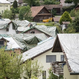 Symbolbild: Neun sogenannte Notdächer bekommt der Kreis Südwestpfalz, um kaputte Dächer nach einem Unwetter abzudecken.