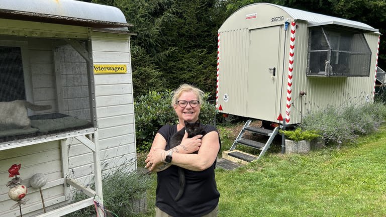 Ausgesetzte Katzen oder Findelkinder werden hier in der Katzenauffangstation "Stubentiger in Not e.V." in Trippstadt im Kreis Kaiserslautern aufgepeppelt. 