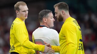 Olympia-Finale Deutschland gegen Dänemark: Torhüter David Späth (l) kommt für Torhüter Andreas Wolff ins Spiel. In der Mitte steht Bundestrainer Alfred Gislason 