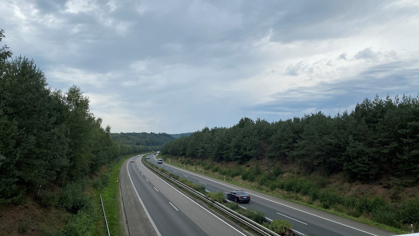 Schon in der Vergangenheit wurden Gegenstände von Brücken bei Mehlingen im Kreis Kaiserslautern auf die A63 geworfen.