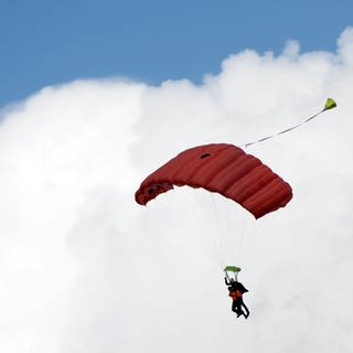 Beim Flugplatzfest in Zweibrücken werden unter anderem Tandemsprünge angeboten. Symbolfoto. 