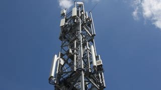 Mobilfunkmast ragt in den Himmel - Uni Kaiserslautern bekommt Förderung für 6G-Standard