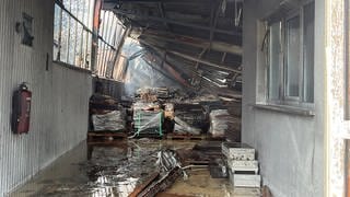 Lagerhalle in Höhfröschen in Kreis Südwestpfalz nach Brand - auch Batterien gelagert