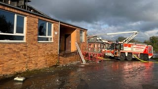 Lagerhalle in Höhfröschen von außen mit Feuerwehr des Kreises Südwestpfalz