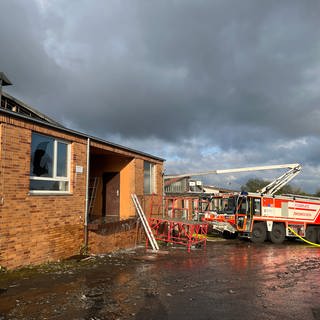 Lagerhalle in Höhfröschen von außen mit Feuerwehr des Kreises Südwestpfalz