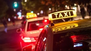 Ein Mann war in Kaiserslautern trotz Fahrverbot als Taxifahrer unterwegs (Foto: picture alliance  Lino Mirgelerdpa | Lino Mirgeler)