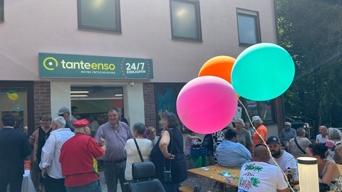 Viele Leute sind zur Eröffnungsfeier des neuen Tante-Enso-Ladens in Eppenbrunn gekommen.