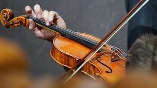 Closeup auf die Geige eines Streichers im Konzert, Symbolbild für Euroklassik-Konzertreihe startet in Pirmasens