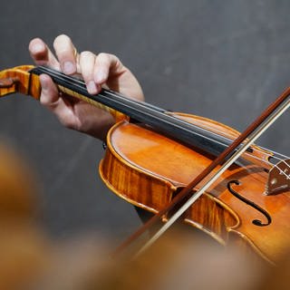 Closeup auf die Geige eines Streichers im Konzert, Symbolbild für Euroklassik-Konzertreihe startet in Pirmasens