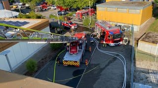 Die Feuerwehr beim Brand im Hallenbad Zweibrücken im Einsatz.