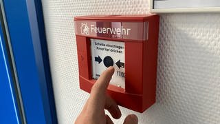 In Kaiserslautern hat ein Unbekannter mehrmals Brandmelder ausgelöst und damit mehrmals grundlos die Feuerwehr alarmiert.