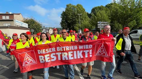 Die Beschäftigten beim Krankbauer Tadano in Zweibrücken sind in einen unbefristeten Streik getreten. Hier sind sie auf dem Weg zur Stadthalle. (Foto: SWR)