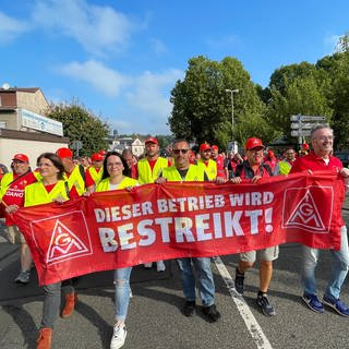 Die Beschäftigten beim Krankbauer Tadano in Zweibrücken sind in einen unbefristeten Streik getreten. Hier sind sie auf dem Weg zur Stadthalle. (Foto: SWR)