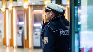 Die Polizei sucht Zeugen, die gesehen haben, wie eine 16-Jährige in Kaiserslautern an einem Geldautomaten bedroht wurde. (Bild: dpa)