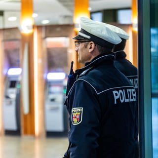 Die Polizei sucht Zeugen, die gesehen haben, wie eine 16-Jährige in Kaiserslautern an einem Geldautomaten bedroht wurde. (Bild: dpa)