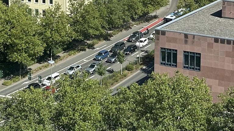 Aber nicht nur in der Martin-Luther-Straße ist ständig Stau, auch die Ost-West-Achse (LudwigsstraßeLauterstraße) in Kaiserslautern ist oft dicht, vor allem zu den Stoßzeiten. 