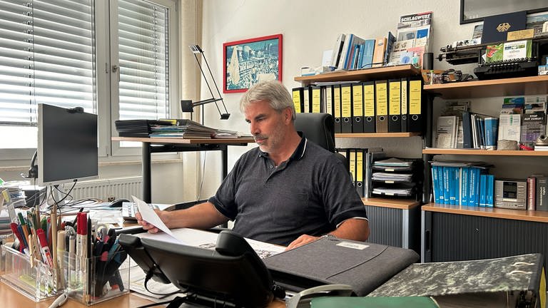 Boris Flesch von der SWK Kaiserslautern in seinem Büro bei der Arbeit. "Viel zu tun in diesen Tagen", sagt er. 