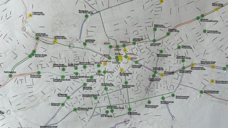 Je nach Tageszeit dauern die Grünphasen an den Ampeln in der Innenstadt von Kaiserslautern mal länger und mal kürzer. Eine Software steuert die Dauer, viel verändern kann man aktuell aber nichts daran. 