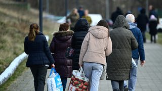 Ukrainische Flüchtlinge nach ihrer Registrierung.