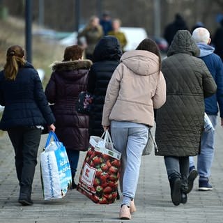 Ukrainische Flüchtlinge nach ihrer Registrierung.