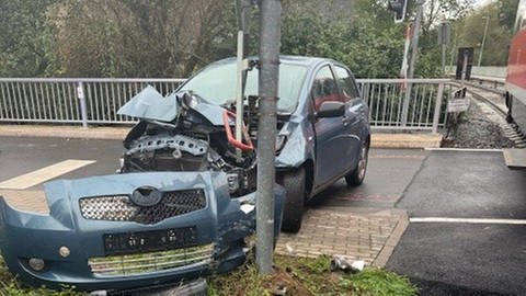 An einem unbeschrankten Bahnübergang kollidierte ein Pkw mit einer Bahn.