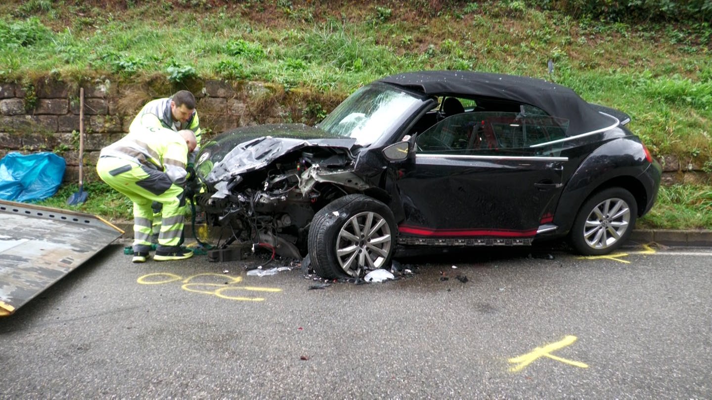 Auf der B48 bei Enkenbach-Alsenborn ist eine Autofahrerin bei einem Frontalzusammenstoß ums Leben gekommen.