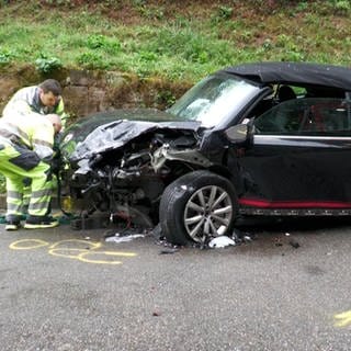 Auf der B48 bei Enkenbach-Alsenborn ist eine Autofahrerin bei einem Frontalzusammenstoß ums Leben gekommen.