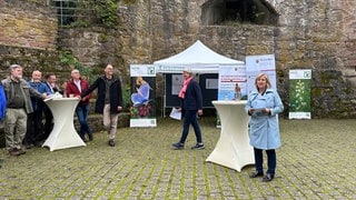 Die erste Modell-Naturschutzstation startet - Umweltministerin Eder übergibt zum Start der neuen Struktur einen Förderbescheid.