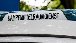 Der Schriftzug "Kampfmittelräumdienst" ist an einem Einsatzfahrzeug angebracht. In Kaiserslautern ist eine Weltkriegsbombe gefunden worden. Da der 250 Kilogramm schwere Blindgänger soll noch am Abend entschärft werden. Hier ein Archivbild des Kampfmittelräumdienstes. 