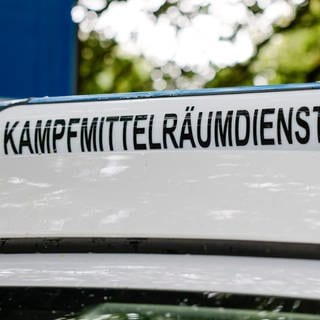 Der Schriftzug "Kampfmittelräumdienst" ist an einem Einsatzfahrzeug angebracht. In Kaiserslautern ist eine Weltkriegsbombe gefunden worden. Da der 250 Kilogramm schwere Blindgänger soll noch am Abend entschärft werden. Hier ein Archivbild des Kampfmittelräumdienstes. 