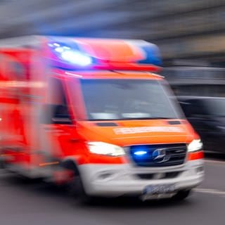 Ein Autofahrer und ein Schüler sind bei einem Verkehrsunfall bei Kaiserslautern verletzt worden.