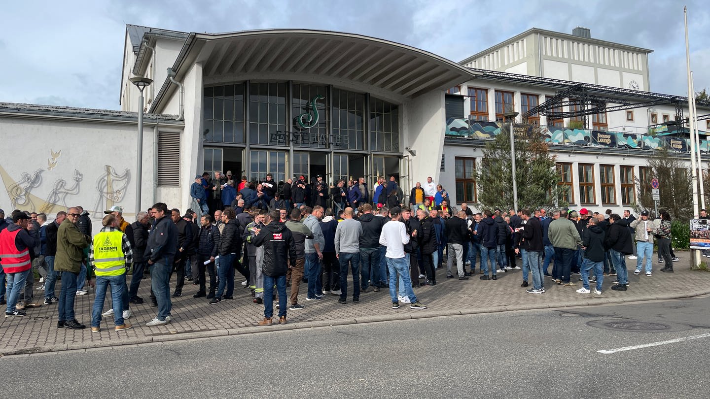 Mitarbeitende von tadano vor der Festhalle Zweibrücken