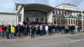 Mitarbeitende von tadano vor der Festhalle Zweibrücken