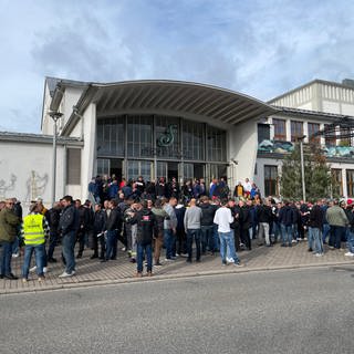 Mitarbeitende von tadano vor der Festhalle Zweibrücken