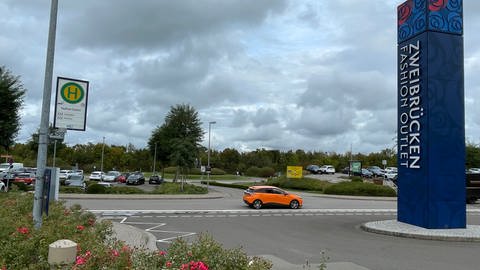 Leere Bushaltestelle am Fashion Outlet in Zweibrücken