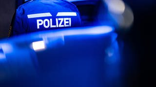 Die Polizei hat kiloweise Drogen und Waffen bei einem Mann aus dem Kreis Kaiserslautern sichergestellt.