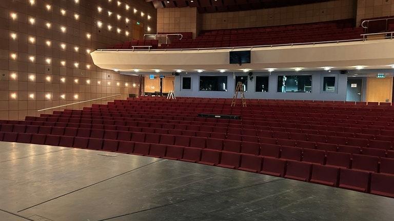 Das Pfalztheater Kaiserslautern beendet die Sanierung im Großen Saal.