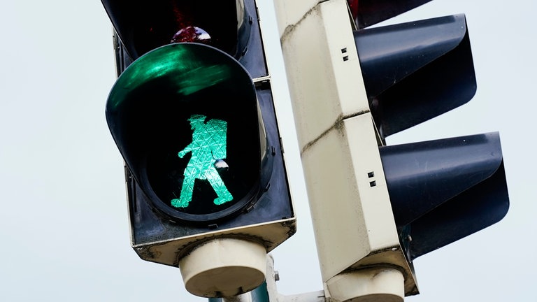 In Bad Dürkheim ist ein Winzer Ampelfigur. 