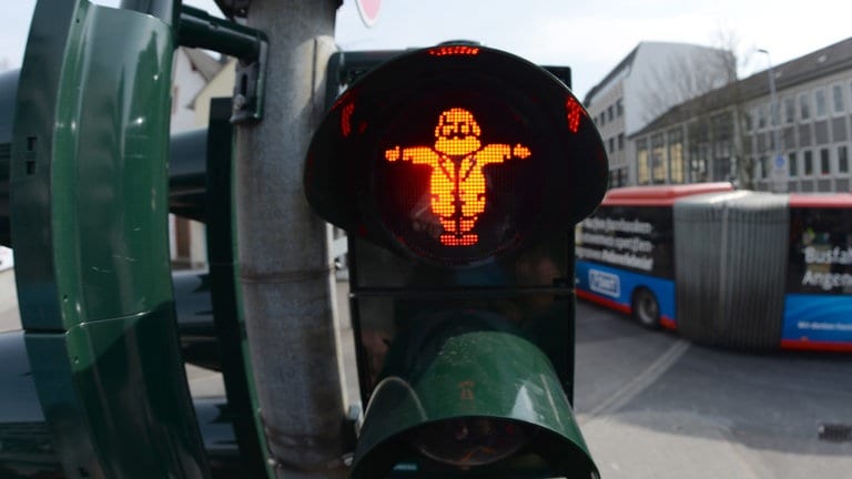 In Trier leuchtet eine  Karl-Karx-Figur als Ampelmännchen. 