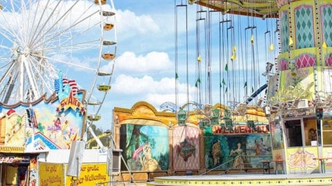 Kettenkraussell und Riesenrad auf der Kerwe in Kaiserslautern