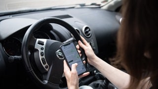 Bei Polizeikontrollen im Westen der Pfalz waren knapp 80 Menschen während der Fahrt am Handy. Symbolbild. 