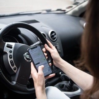 Bei Polizeikontrollen im Westen der Pfalz waren knapp 80 Menschen während der Fahrt am Handy. Symbolbild. 