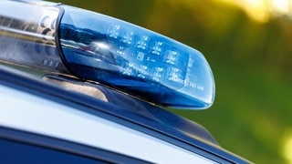 Blaulicht auf einem Polizeiauto - vermisstes Mädchen ist wieder da.