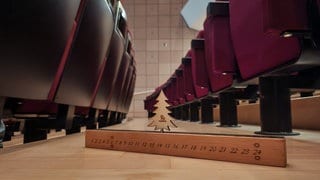 Das Pfalztheater Kaiserslautern recycelt den alten Bühnenboden und macht daraus Holz-Souvenirs. Ein Wasserschaden hat die Holzbühne vor zwei Jahren beschädigt.