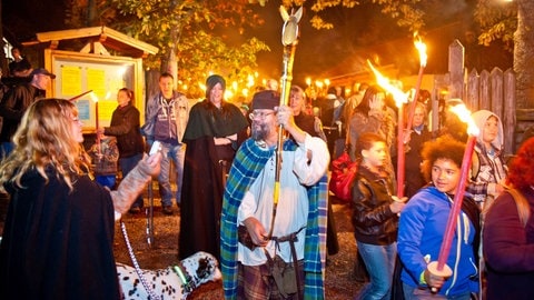 Im Keltendorf in Steinbach am Donnersberg wird an Halloween Samhain gefeiert.