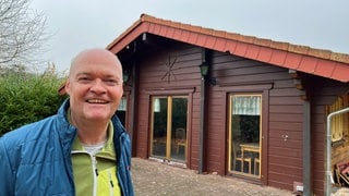 Richard Schmidt vor dem Ausflugslokal "Blockhütte" in Marienthal am Donnersberg. Die Bürgerstiftung Marienthal und Pfalz wollen diese sanieren, vergrößern und dann selbst betreiben. 