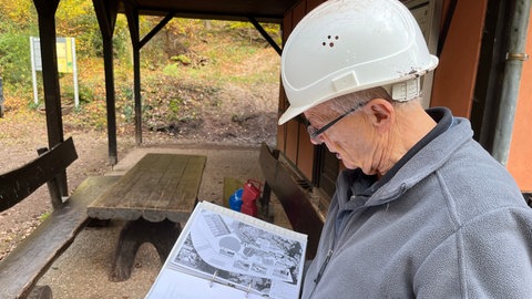 Im Besucherbergwerk Weiße Grube Imsbach ist 2018 ein Stollen eingestürzt, seitdem kann das beliebte Ausflugsziel bloß noch Führungen in der kleineren der beiden Gruben anbieten. Das soll sich jetzt ändern, sagt Jost Haneke, Vorsitzender des Vereins Pfälzisches Bergbaumuseu, und zeigt die Umbaupläne.