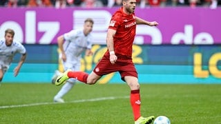 Boris Tomiak schießt gegen Magdeburg den Elfmeter zum 1:2